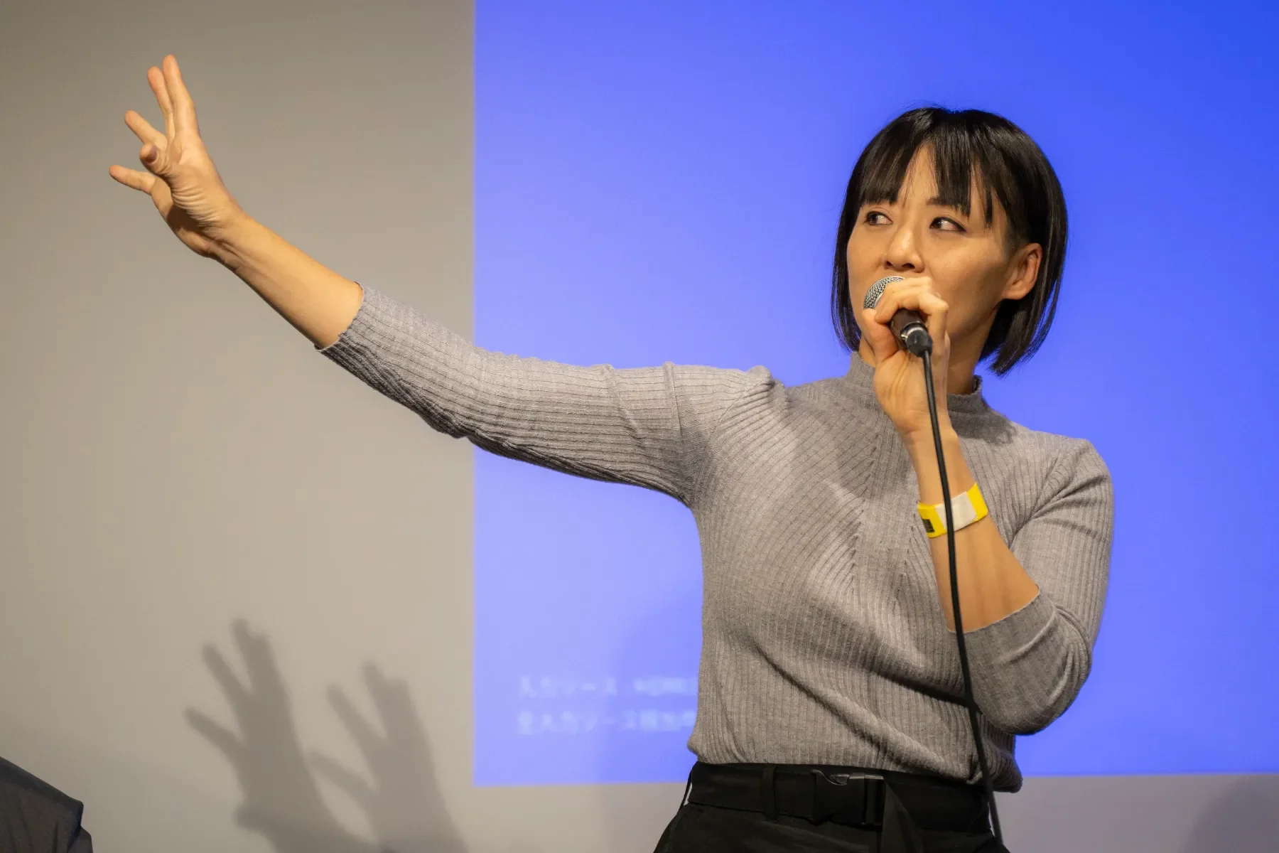 マイクを持って登壇する後藤美佳